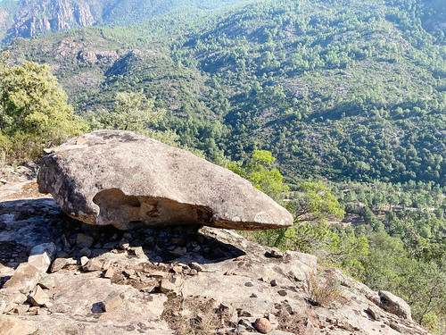 Carbunari supranu : vue vallée depuis la 1ère plate-forme rocheuse
