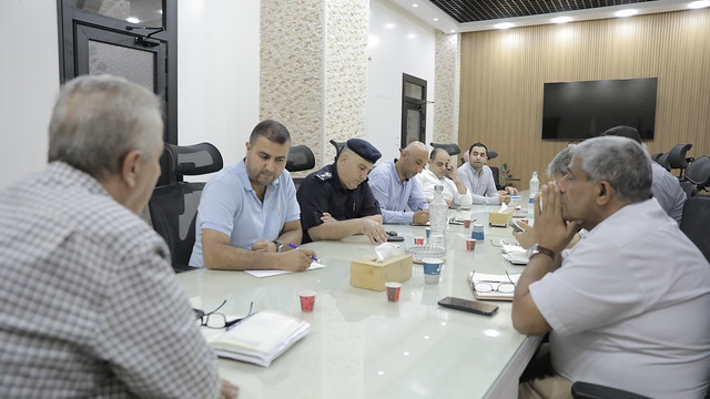 اجتماع لمناقشة خطة افتتاح سوق اليرموك بحضور الشرطة ومتلزم السوق