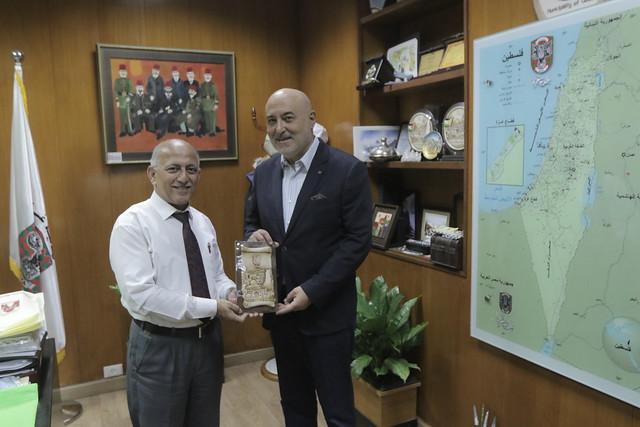 رئيس بلدية غزة يلتقي حفيد الحاج فهمي بيك الحسيني