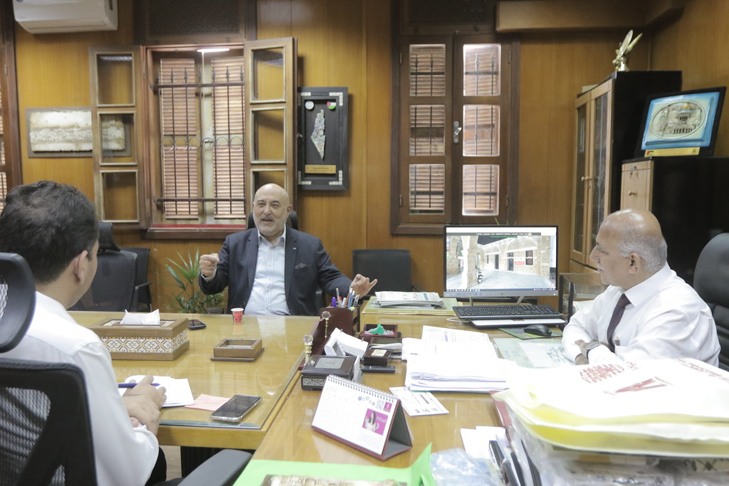 رئيس بلدية غزة يلتقي حفيد الحاج فهمي بيك الحسيني