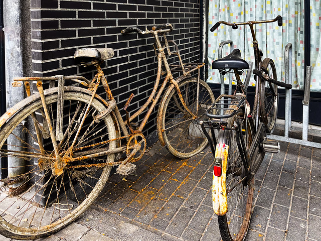 Amsterdam - Haarlemmer Houttuinen - Rusty bicycle