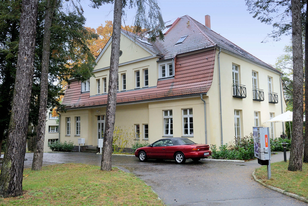 8251   Ehemaliges Offiziersgebäude der Garnison, jetzt Restaurant  - Fotos von Wünsdorf,  Ortsteil der Stadt Zossen im Landkreis Teltow-Fläming in Brandenburg.