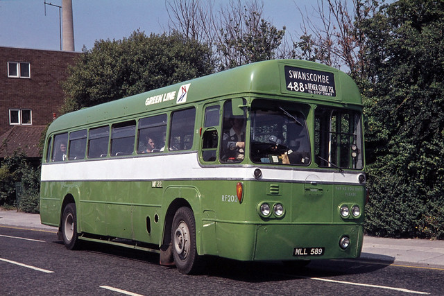 London Country Bus Services Ltd . RF 202 MLL589 . Norfleet , Kent . Saturday afternoon 20th-August-1977 .
