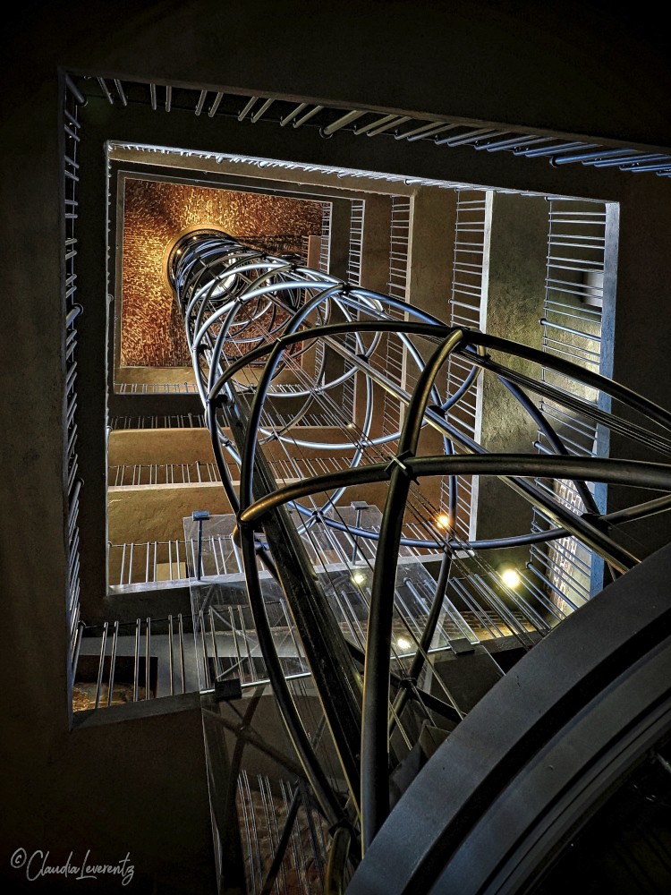 Prag - Treppenhaus mit Aufzug im Rathausturm