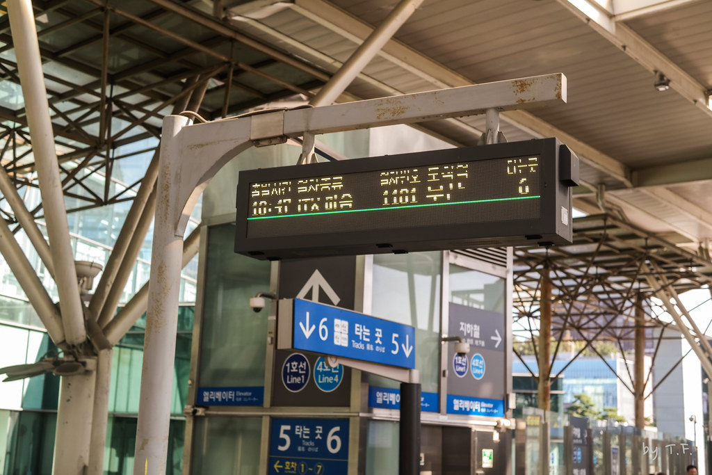 Platform at Seoul Station - 서울역 승강장