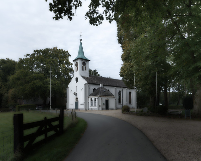 The Heldringchurch at Hoenderloo. Hoenderloo (Dutch pronunciation is a Dutch village located south west of the city of Apeldoorn. Most of the village is part of the municipality of Apeldoorn, but a small part belongs to the municipality of Ede, among whic