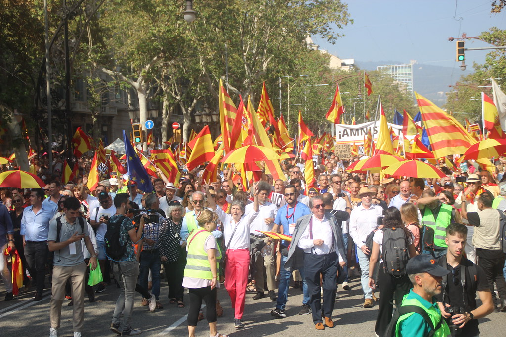 FOTOGRAFÍA. BARCELONA (ESPAÑA), 08 DE OCTUBRE DE 2023. Gran manifestación en Barcelona contra la amnistía al golpe y la autodeterminación. Lasvocesdelpueblo (87)
