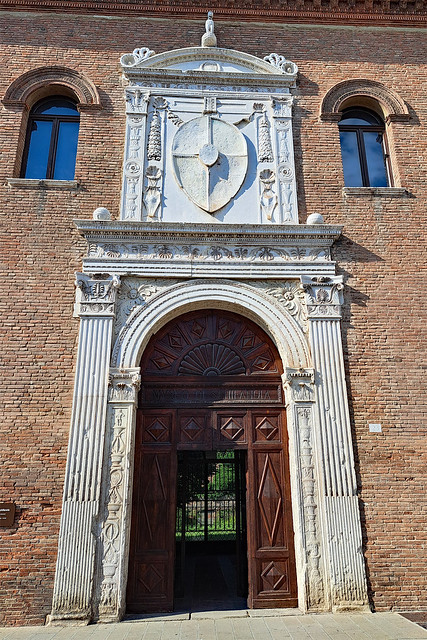 2023.06.06.071 FERRARE - Palazzo Schifanoia (XIV°) Le portail