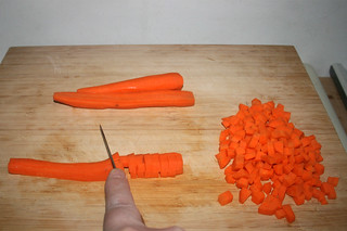 02 - Dice carrots / Möhren würfeln
