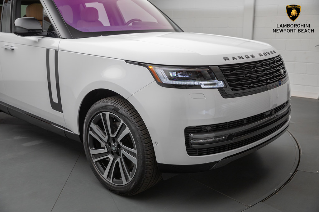 Pearl Range Rover 2023