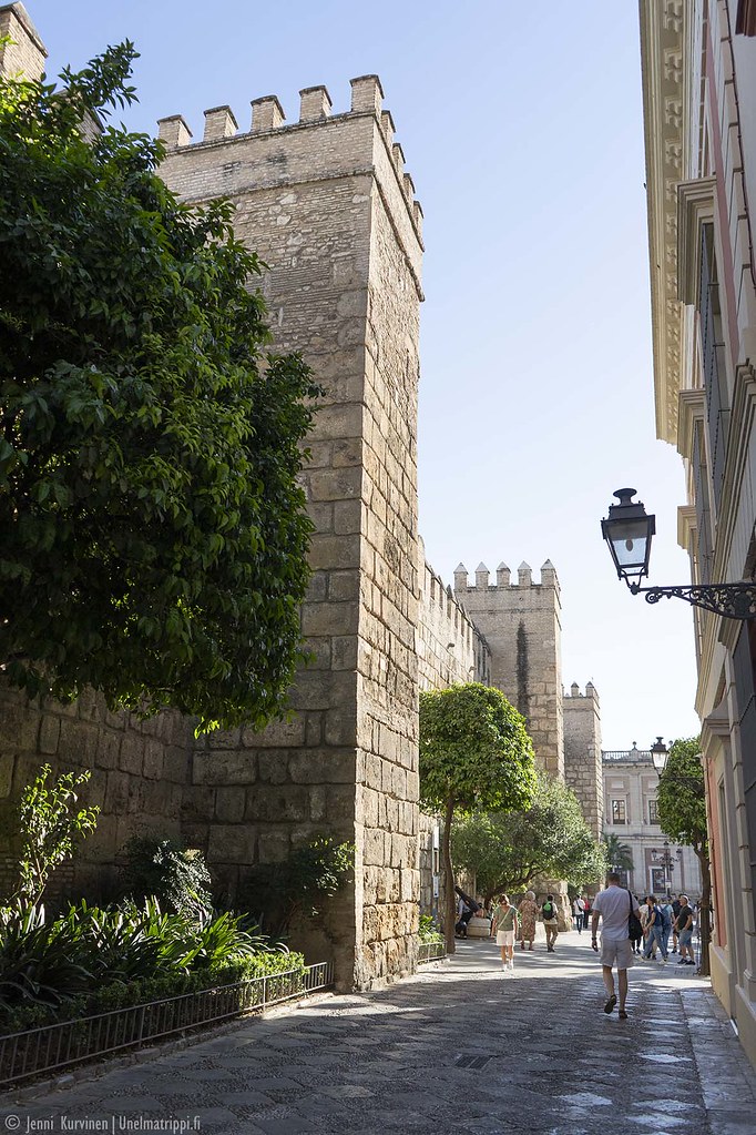 Sevillan Alcazarin kulmaa ja torneja
