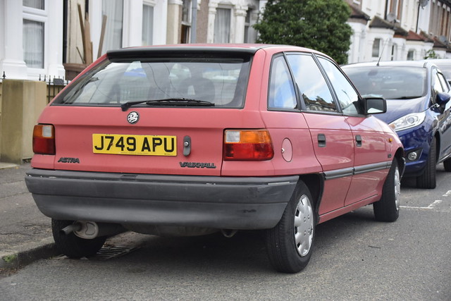 1992 Vauxhall Astra GLS I J749APU.