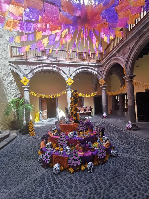 altar de muertos Patio del Pozo interior Casa de Colón Exposición Escalera al Cielo de Betsabeé Romero Las Palmas de Gran Canaria 07