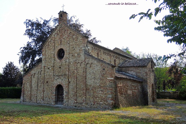Pieve romanica di SANTA MARIA. La chiesa venne costruita nel XI secolo su un precedente edificio citato in un documento del 893. Viguzzolo, Piemonte, ITALIA. EXPLORE 11-10-2023.