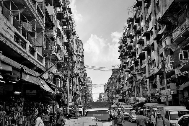 MYANMAR, Burma - Yangon , in den Häuserschluchten der Altstadt, 21695