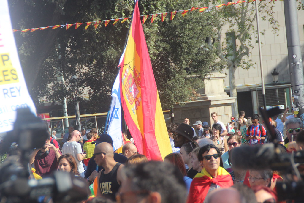 FOTOGRAFÍA. PLAZA CATALUÑA DE BARCELONA (CATALUÑA) ESPAÑA, 12 DE OCTUBRE DE 2023. Varios miles de personas festejan la fiesta nacional de España. Lasvocesdelpueblo (52)