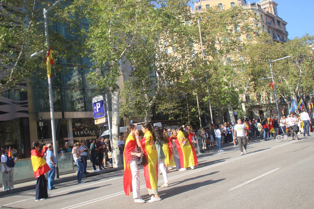 FOTOGRAFÍA. PLAZA CATALUÑA DE BARCELONA (CATALUÑA) ESPAÑA, 12 DE OCTUBRE DE 2023. Varios miles de personas festejan la fiesta nacional de España. Lasvocesdelpueblo (15)