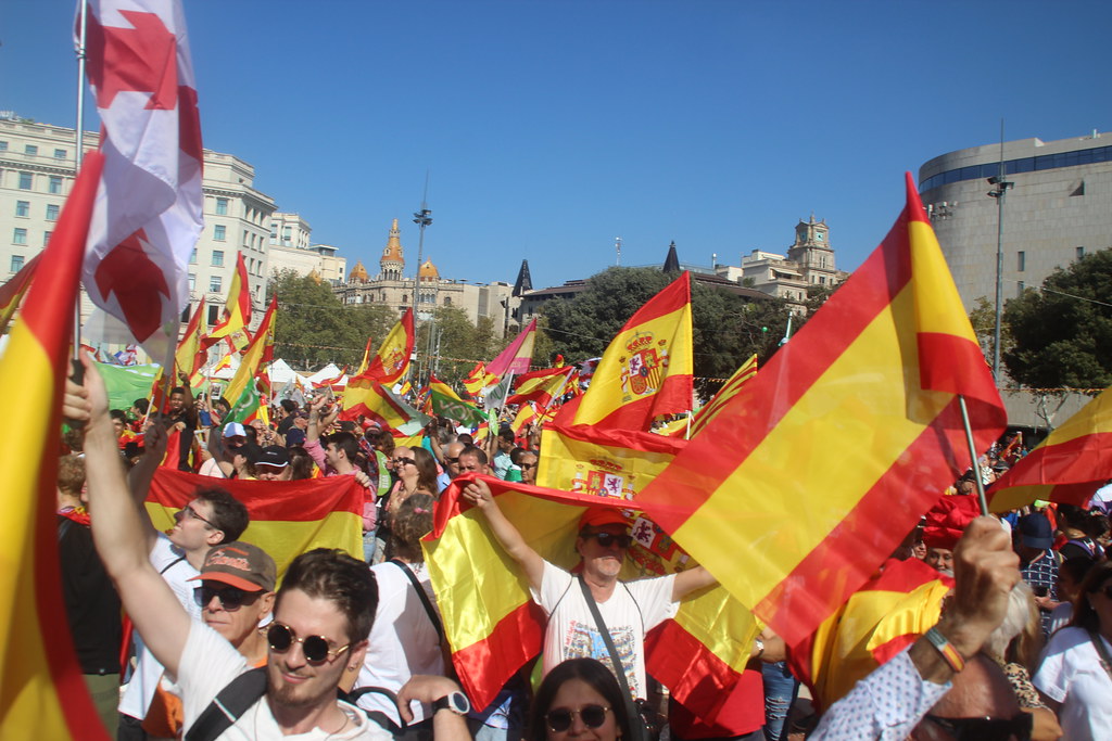FOTOGRAFÍA. PLAZA CATALUÑA DE BARCELONA (CATALUÑA) ESPAÑA, 12 DE OCTUBRE DE 2023. Varios miles de personas festejan la fiesta nacional de España. Lasvocesdelpueblo (86)