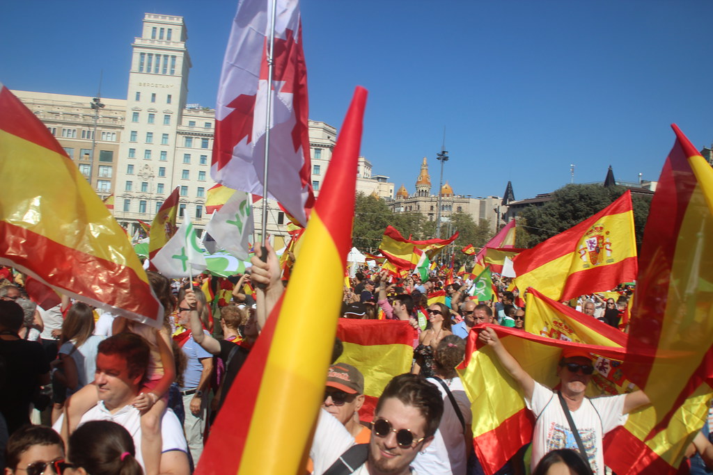 FOTOGRAFÍA. PLAZA CATALUÑA DE BARCELONA (CATALUÑA) ESPAÑA, 12 DE OCTUBRE DE 2023. Varios miles de personas festejan la fiesta nacional de España. Lasvocesdelpueblo (85)