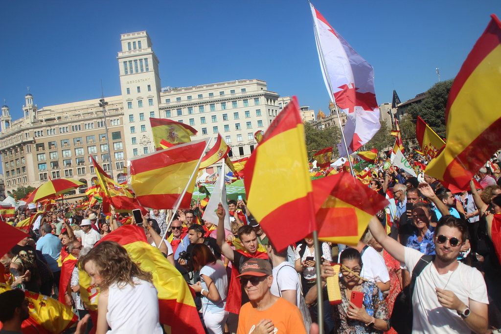 FOTOGRAFÍA. PLAZA CATALUÑA DE BARCELONA (CATALUÑA) ESPAÑA, 12 DE OCTUBRE DE 2023. Varios miles de personas festejan la fiesta nacional de España. Lasvocesdelpueblo (76)