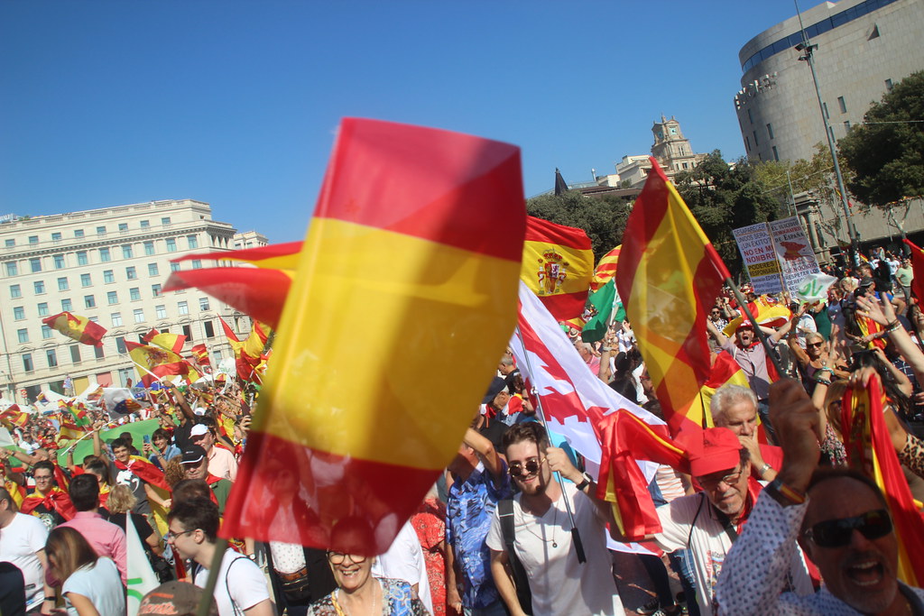 FOTOGRAFÍA. PLAZA CATALUÑA DE BARCELONA (CATALUÑA) ESPAÑA, 12 DE OCTUBRE DE 2023. Varios miles de personas festejan la fiesta nacional de España. Lasvocesdelpueblo (73)