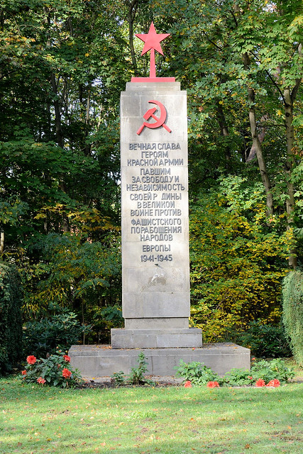 8623   Sowjetisches Ehrenmal mit  rotem Stern, Hammer + Sichel    - Fotos von Kleinmachnow, Gemeinde im Landkreis Potsdam-Mittelmark in Brandenburg.