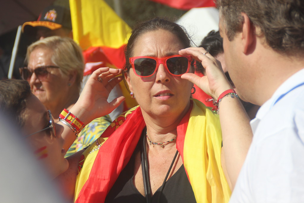 FOTOGRAFÍA. PLAZA CATALUÑA DE BARCELONA (CATALUÑA) ESPAÑA, 12 DE OCTUBRE DE 2023. Varios miles de personas festejan la fiesta nacional de España. Lasvocesdelpueblo (137)