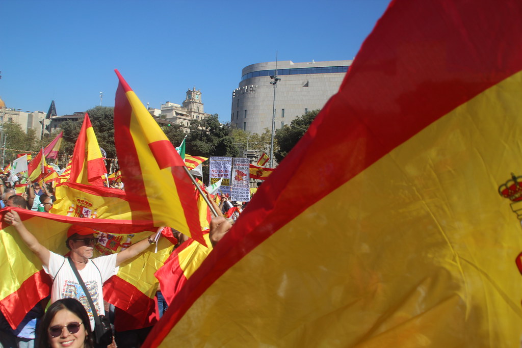FOTOGRAFÍA. PLAZA CATALUÑA DE BARCELONA (CATALUÑA) ESPAÑA, 12 DE OCTUBRE DE 2023. Varios miles de personas festejan la fiesta nacional de España. Lasvocesdelpueblo (88)