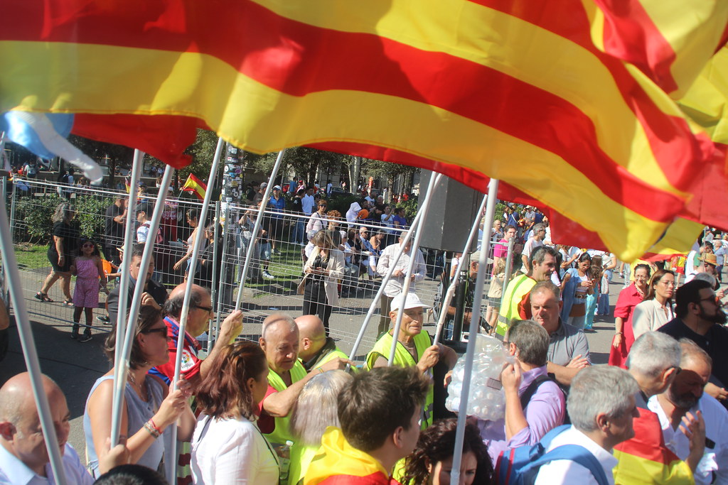 FOTOGRAFÍA. PLAZA CATALUÑA DE BARCELONA (CATALUÑA) ESPAÑA, 12 DE OCTUBRE DE 2023. Varios miles de personas festejan la fiesta nacional de España. Lasvocesdelpueblo (50)