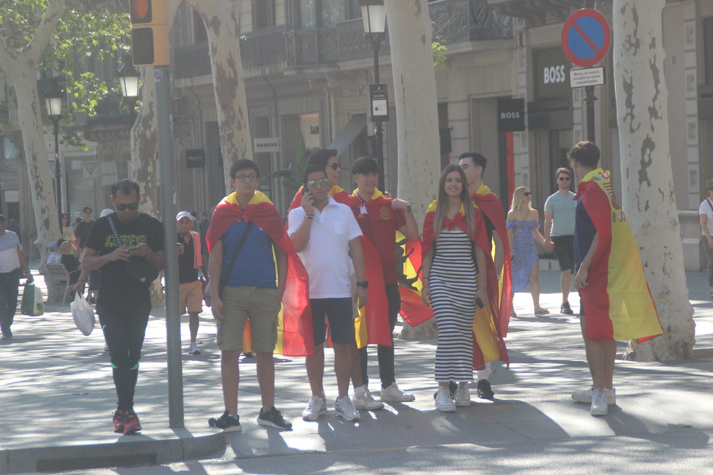FOTOGRAFÍA. PLAZA CATALUÑA DE BARCELONA (CATALUÑA) ESPAÑA, 12 DE OCTUBRE DE 2023. Varios miles de personas festejan la fiesta nacional de España. Lasvocesdelpueblo (23)