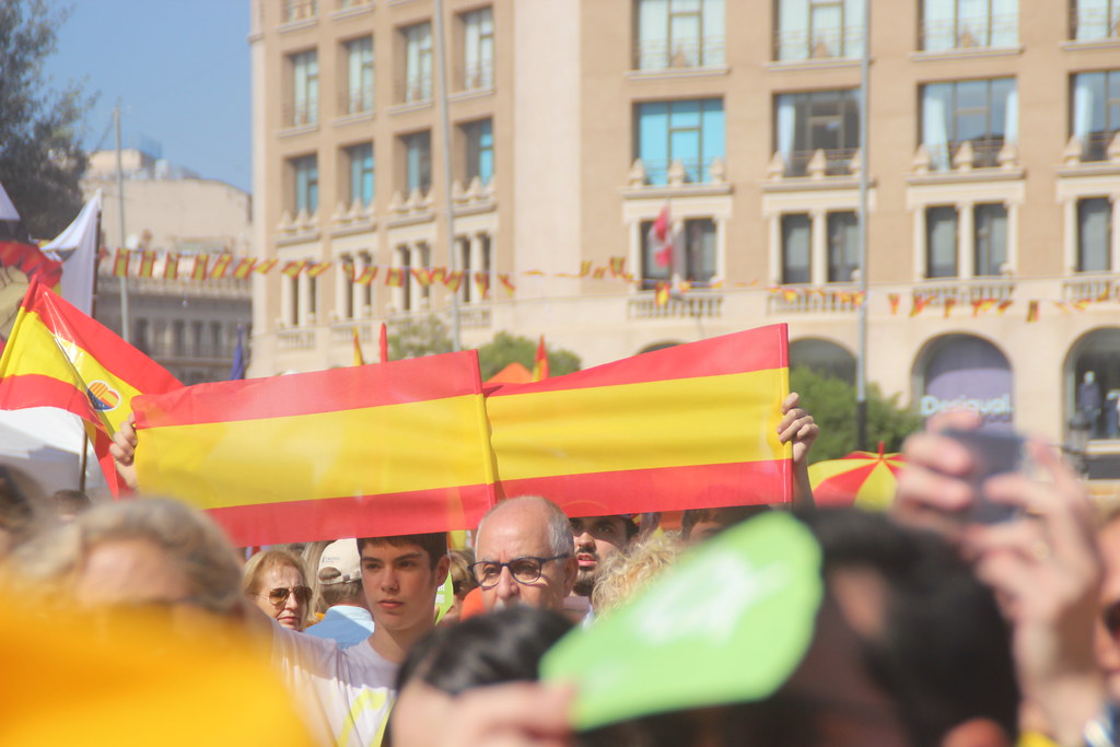 FOTOGRAFÍA. PLAZA CATALUÑA DE BARCELONA (CATALUÑA) ESPAÑA, 12 DE OCTUBRE DE 2023. Varios miles de personas festejan la fiesta nacional de España. Lasvocesdelpueblo (103)