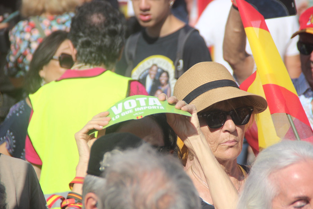 FOTOGRAFÍA. PLAZA CATALUÑA DE BARCELONA (CATALUÑA) ESPAÑA, 12 DE OCTUBRE DE 2023. Varios miles de personas festejan la fiesta nacional de España. Lasvocesdelpueblo (63)