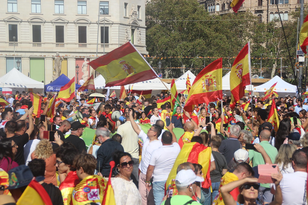 FOTOGRAFÍA. PLAZA CATALUÑA DE BARCELONA (CATALUÑA) ESPAÑA, 12 DE OCTUBRE DE 2023. Varios miles de personas festejan la fiesta nacional de España. Lasvocesdelpueblo (44)