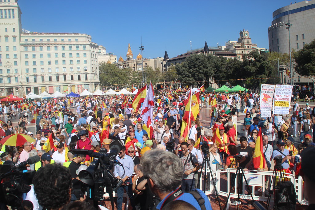 FOTOGRAFÍA. PLAZA CATALUÑA DE BARCELONA (CATALUÑA) ESPAÑA, 12 DE OCTUBRE DE 2023. Varios miles de personas festejan la fiesta nacional de España. Lasvocesdelpueblo (31)