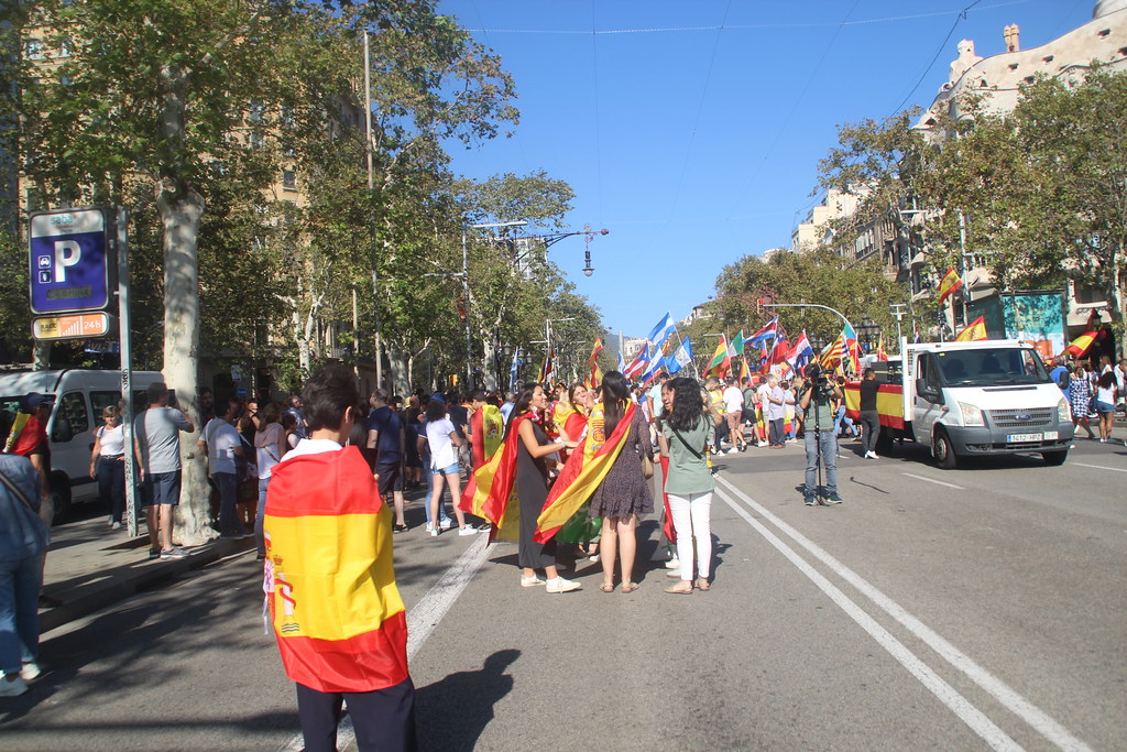 FOTOGRAFÍA. PLAZA CATALUÑA DE BARCELONA (CATALUÑA) ESPAÑA, 12 DE OCTUBRE DE 2023. Varios miles de personas festejan la fiesta nacional de España. Lasvocesdelpueblo (18)