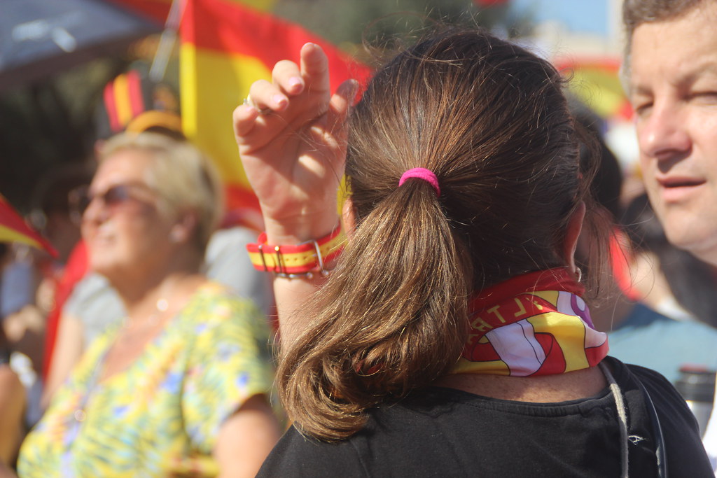 FOTOGRAFÍA. PLAZA CATALUÑA DE BARCELONA (CATALUÑA) ESPAÑA, 12 DE OCTUBRE DE 2023. Varios miles de personas festejan la fiesta nacional de España. Lasvocesdelpueblo (133)