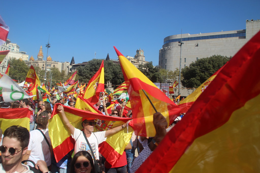 FOTOGRAFÍA. PLAZA CATALUÑA DE BARCELONA (CATALUÑA) ESPAÑA, 12 DE OCTUBRE DE 2023. Varios miles de personas festejan la fiesta nacional de España. Lasvocesdelpueblo (87)
