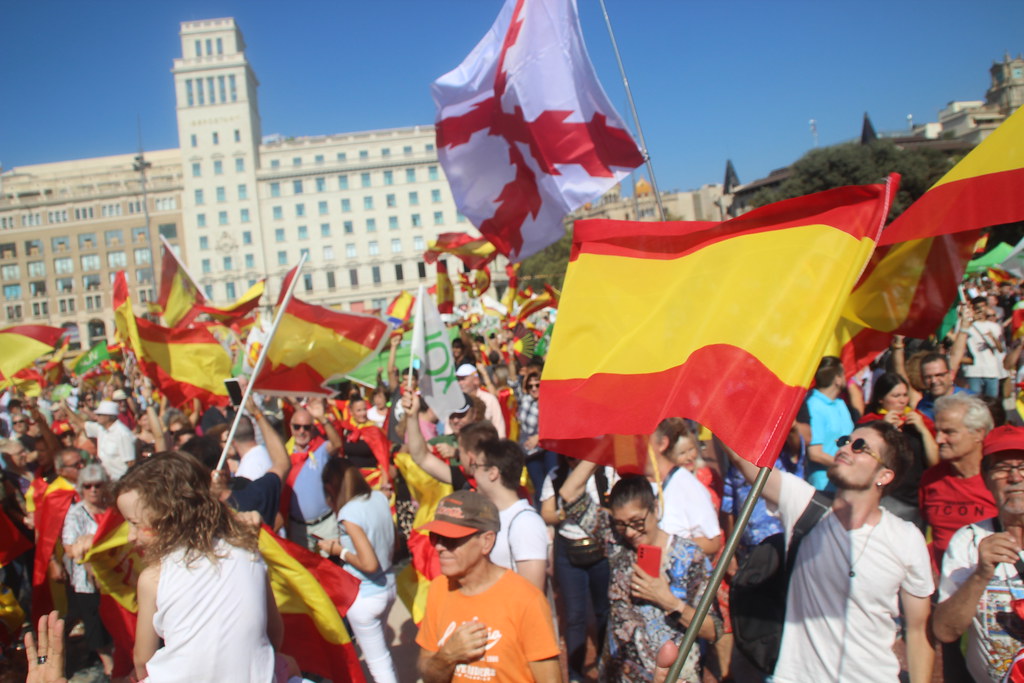 FOTOGRAFÍA. PLAZA CATALUÑA DE BARCELONA (CATALUÑA) ESPAÑA, 12 DE OCTUBRE DE 2023. Varios miles de personas festejan la fiesta nacional de España. Lasvocesdelpueblo (77)
