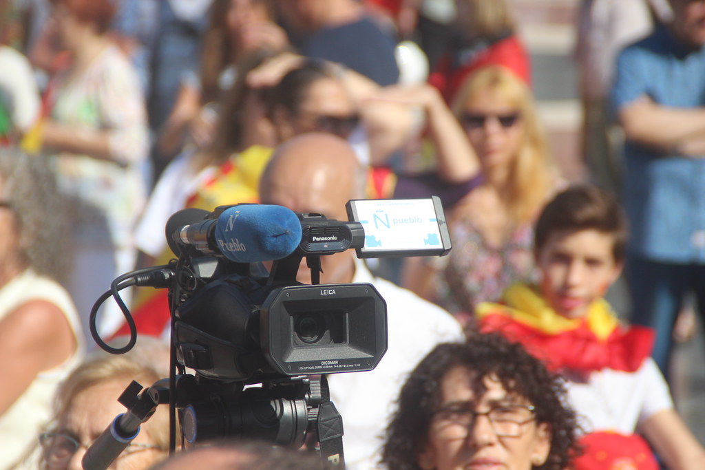 FOTOGRAFÍA. PLAZA CATALUÑA DE BARCELONA (CATALUÑA) ESPAÑA, 12 DE OCTUBRE DE 2023. Varios miles de personas festejan la fiesta nacional de España. Lasvocesdelpueblo (46)