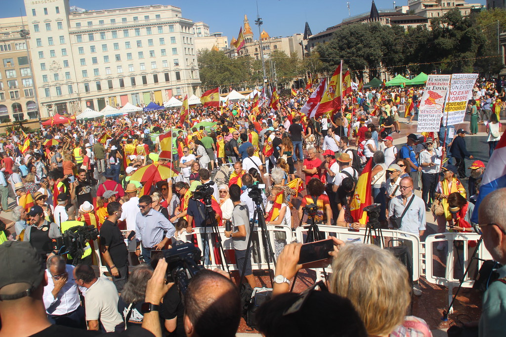 FOTOGRAFÍA. PLAZA CATALUÑA DE BARCELONA (CATALUÑA) ESPAÑA, 12 DE OCTUBRE DE 2023. Varios miles de personas festejan la fiesta nacional de España. Lasvocesdelpueblo (36)