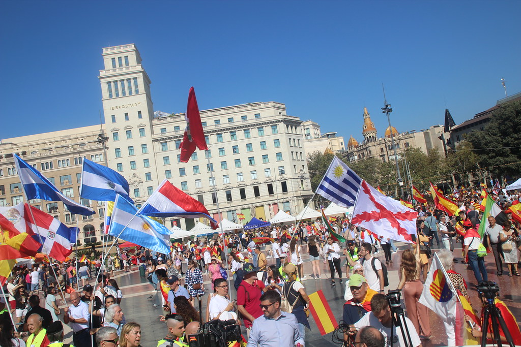 FOTOGRAFÍA. PLAZA CATALUÑA DE BARCELONA (CATALUÑA) ESPAÑA, 12 DE OCTUBRE DE 2023. Varios miles de personas festejan la fiesta nacional de España. Lasvocesdelpueblo (30)