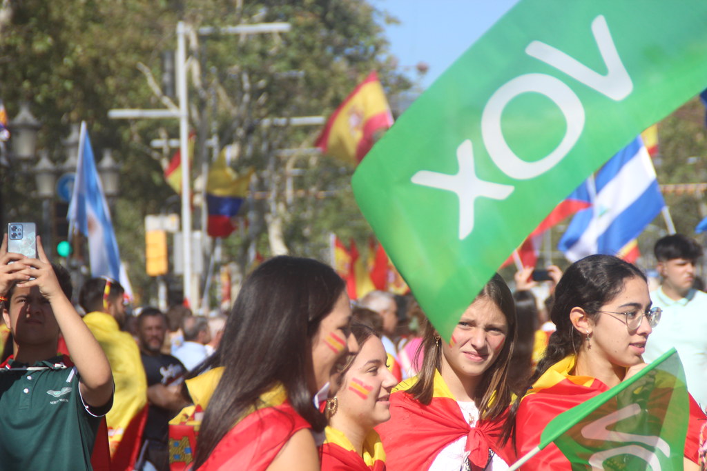FOTOGRAFÍA. PLAZA CATALUÑA DE BARCELONA (CATALUÑA) ESPAÑA, 12 DE OCTUBRE DE 2023. Varios miles de personas festejan la fiesta nacional de España. Lasvocesdelpueblo (22)
