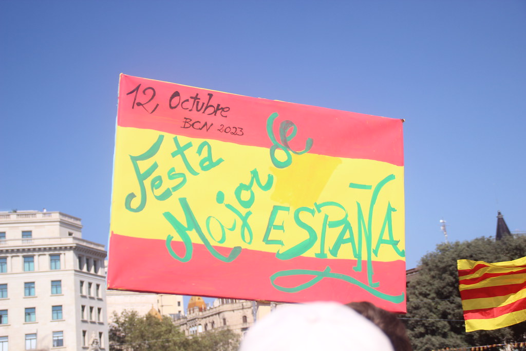 FOTOGRAFÍA. PLAZA CATALUÑA DE BARCELONA (CATALUÑA) ESPAÑA, 12 DE OCTUBRE DE 2023. Varios miles de personas festejan la fiesta nacional de España. Lasvocesdelpueblo (125)