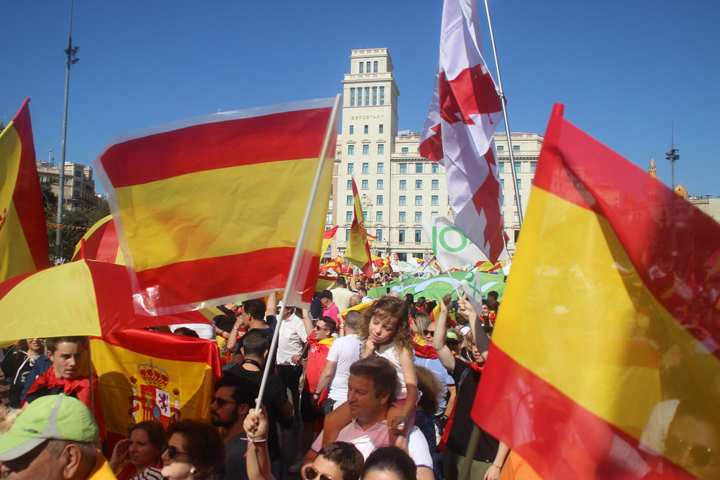 FOTOGRAFÍA. PLAZA CATALUÑA DE BARCELONA (CATALUÑA) ESPAÑA, 12 DE OCTUBRE DE 2023. Varios miles de personas festejan la fiesta nacional de España. Lasvocesdelpueblo (83)