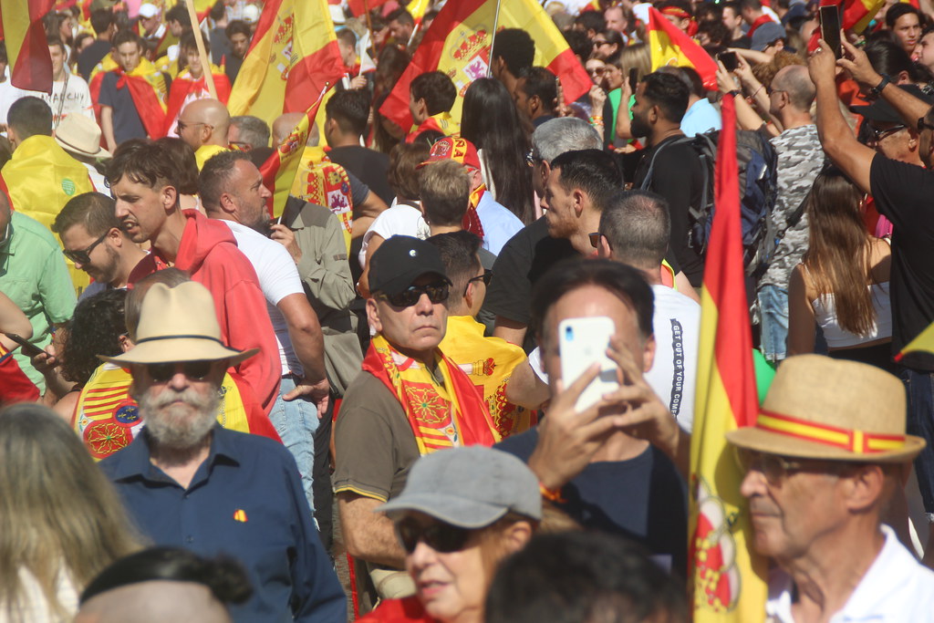 FOTOGRAFÍA. PLAZA CATALUÑA DE BARCELONA (CATALUÑA) ESPAÑA, 12 DE OCTUBRE DE 2023. Varios miles de personas festejan la fiesta nacional de España. Lasvocesdelpueblo (67)