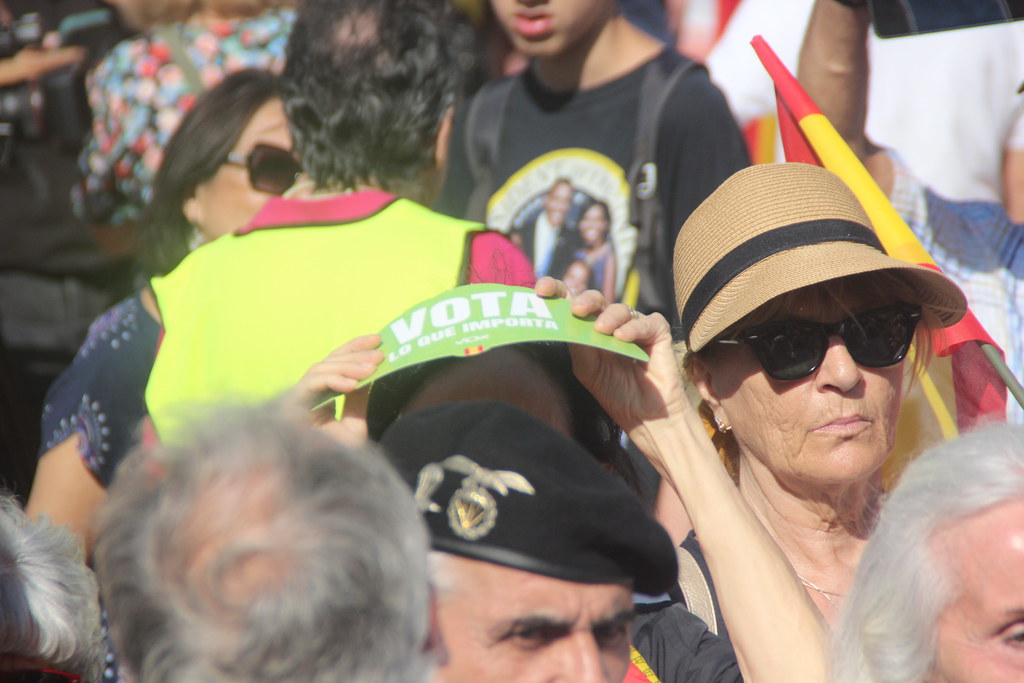 FOTOGRAFÍA. PLAZA CATALUÑA DE BARCELONA (CATALUÑA) ESPAÑA, 12 DE OCTUBRE DE 2023. Varios miles de personas festejan la fiesta nacional de España. Lasvocesdelpueblo (64)