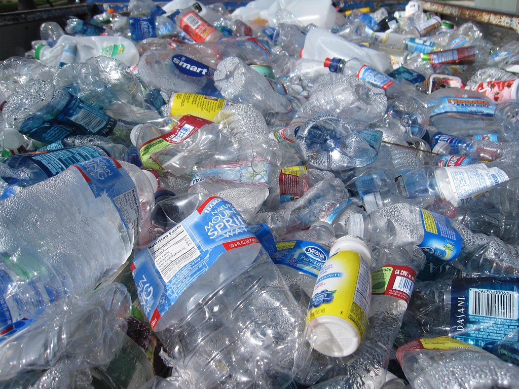 在生活隨處可見的塑膠已成為地球環境污染的一大隱憂。照片來源：Tanvi Sharma／Unsplash