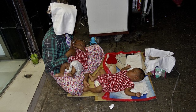 MYANMAR, Burma - Yangon , Indian market, Nachts auf der Straße. Mutter mit Säuglingen, 21702