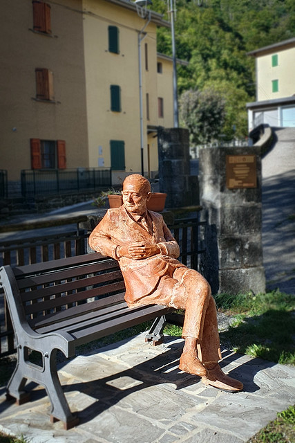 Statua di Enzo Biagi a Pianaccio (BO)