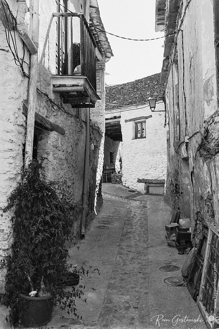 Pueblos de la Taha walk - A narrow street in Ferriola